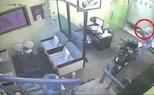 Kẻ trộm ngậm dao vào nhà ăn cắp Vespa, rượu ngoại