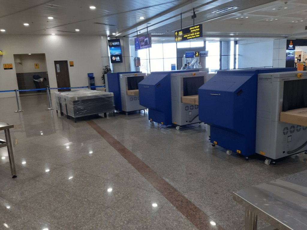 Hình ảnh thực tết lắp đặt máy soi hành lý cho sân bay.