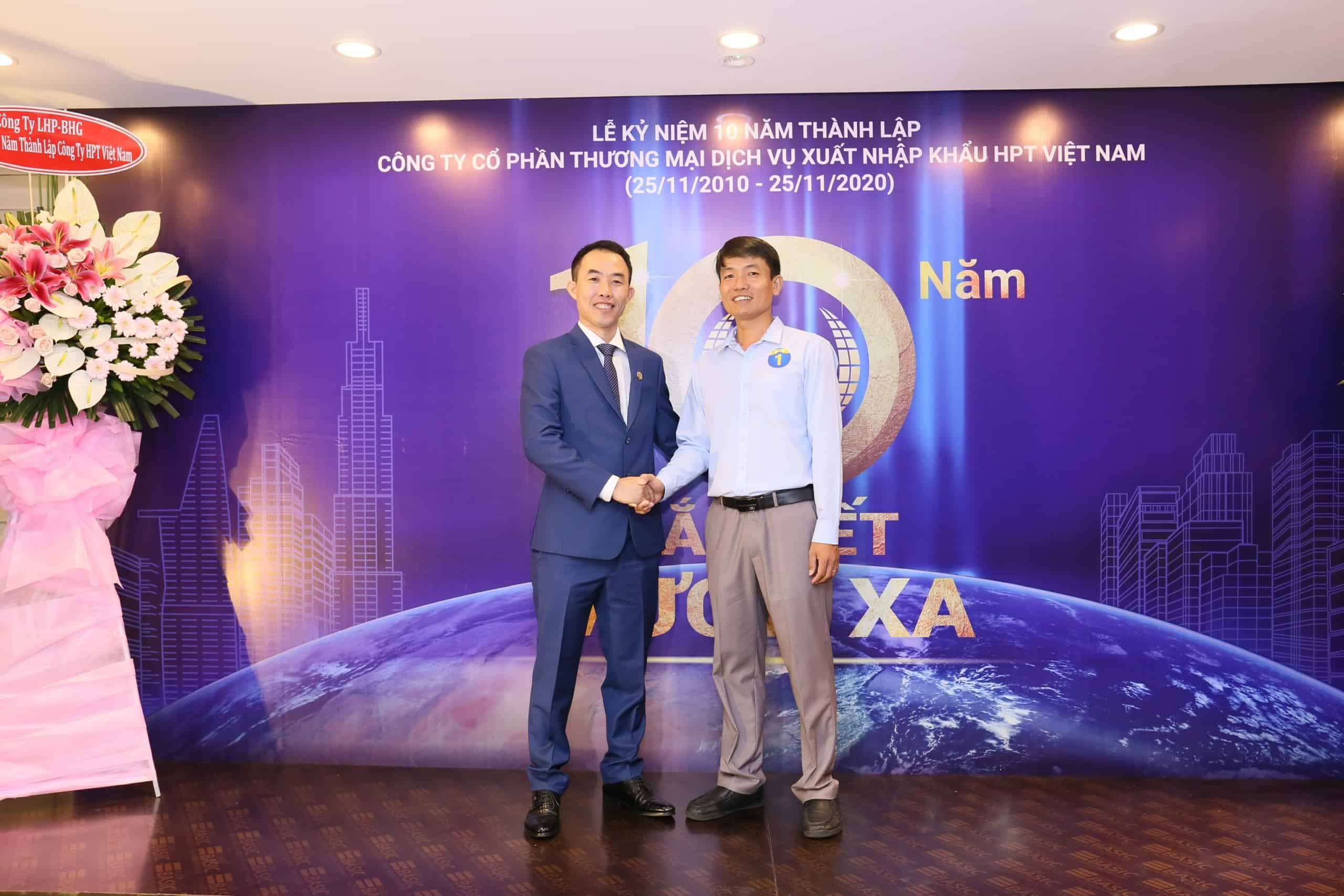 Ông Nguyễn Năng Đồng cùng CEO HPT Việt Nam nhân Ngày kỷ niệm 20 năm thành lập Công ty