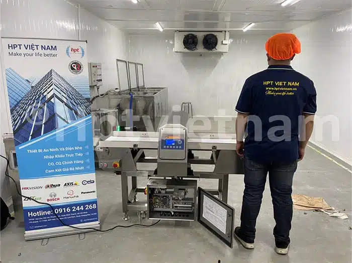 Hình ảnh lắp đặt máy dò tạp chất cho nhà máy sản xuất thực phẩm.
