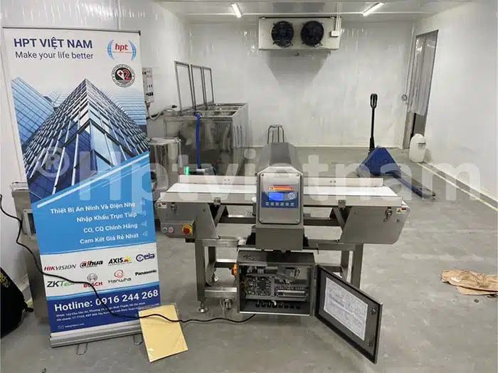 Hình ảnh lắp đặt máy dò tạp chất cho nhà máy sản xuất thực phẩm.