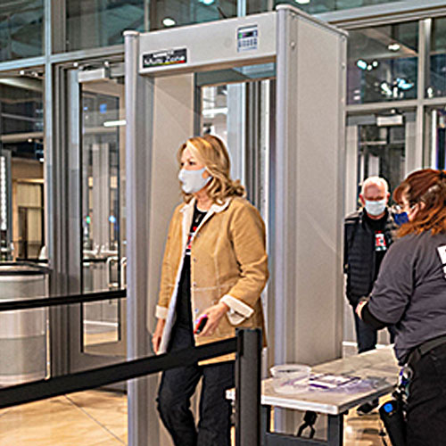 Có bầu đi qua cổng dò an ninh, cửa từ an ninh có sao không?