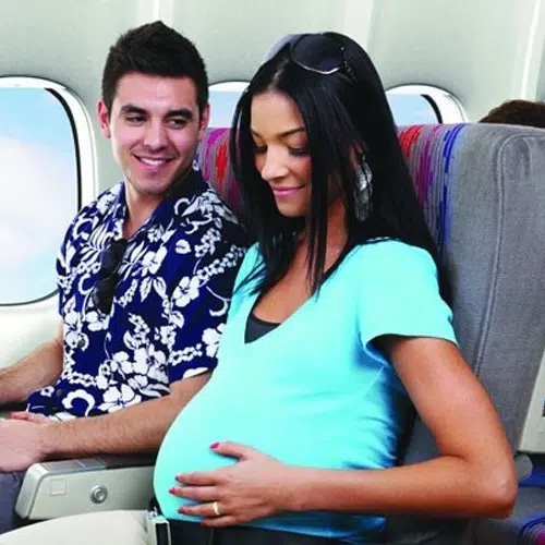 Bà bầu đi máy bay có được ưu tiên không?