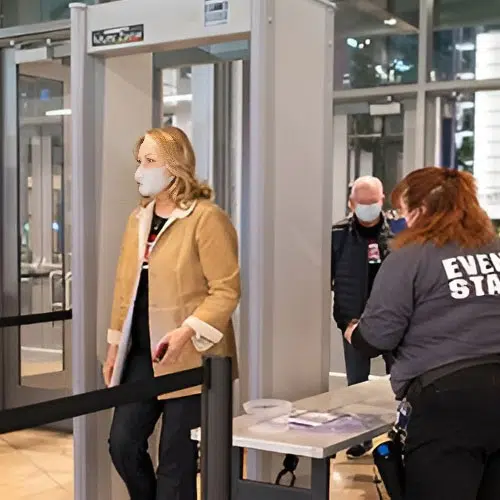 Bà bầu đi qua cửa an ninh có sao không?