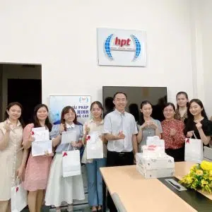 Công đoàn HPT Việt Nam tặng quà cho nhân viên nữ ngày 20/10
