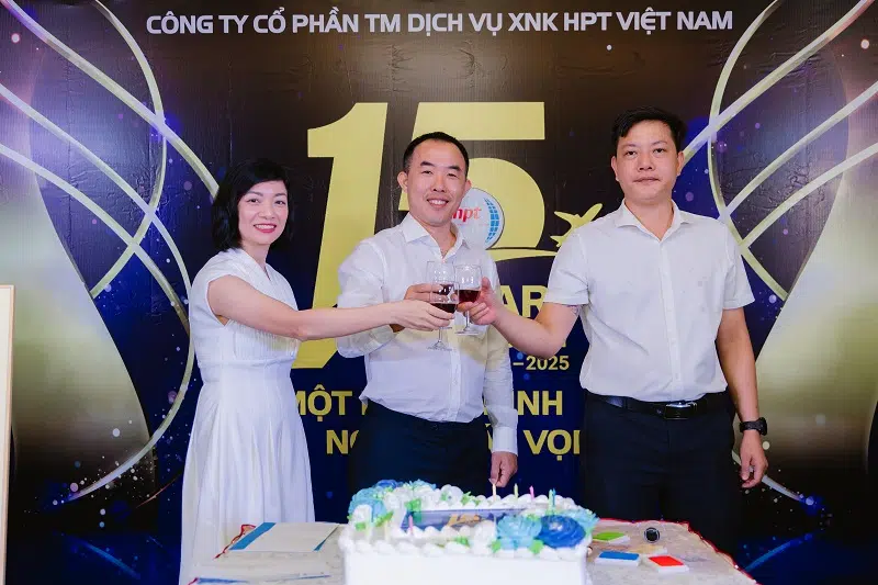 khoang khac cat banh kem ky niem 15 nam hptvietnam