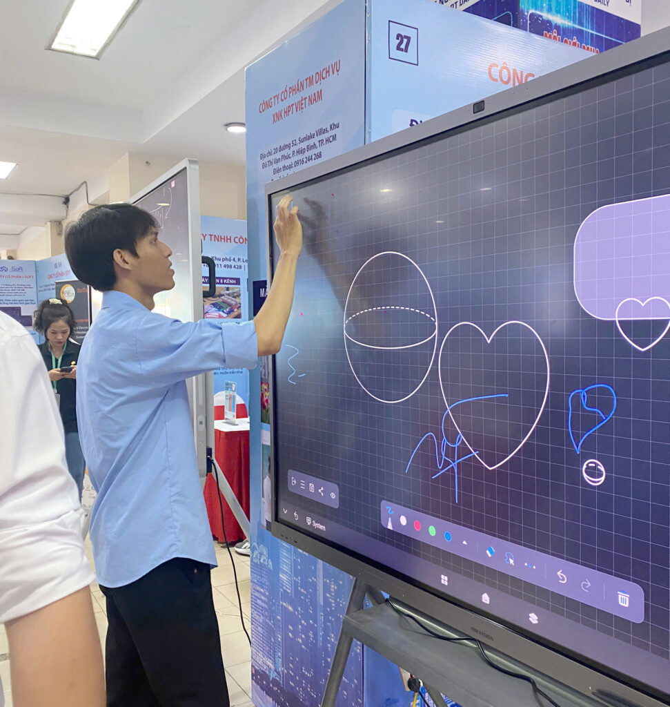 HPT Việt Nam giới thiệu Giải pháp Thiết bị Công nghệ cho Trường học Số hóa & Lớp học Thông minh tại Techmart 2025 8 techmart2025 hptvietnam 5