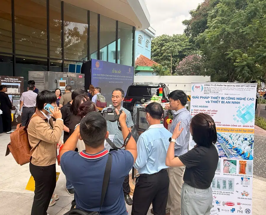 Khách hàng trải nghiệm sản phẩm Xray dò tạp chất tại Techmart 2026
