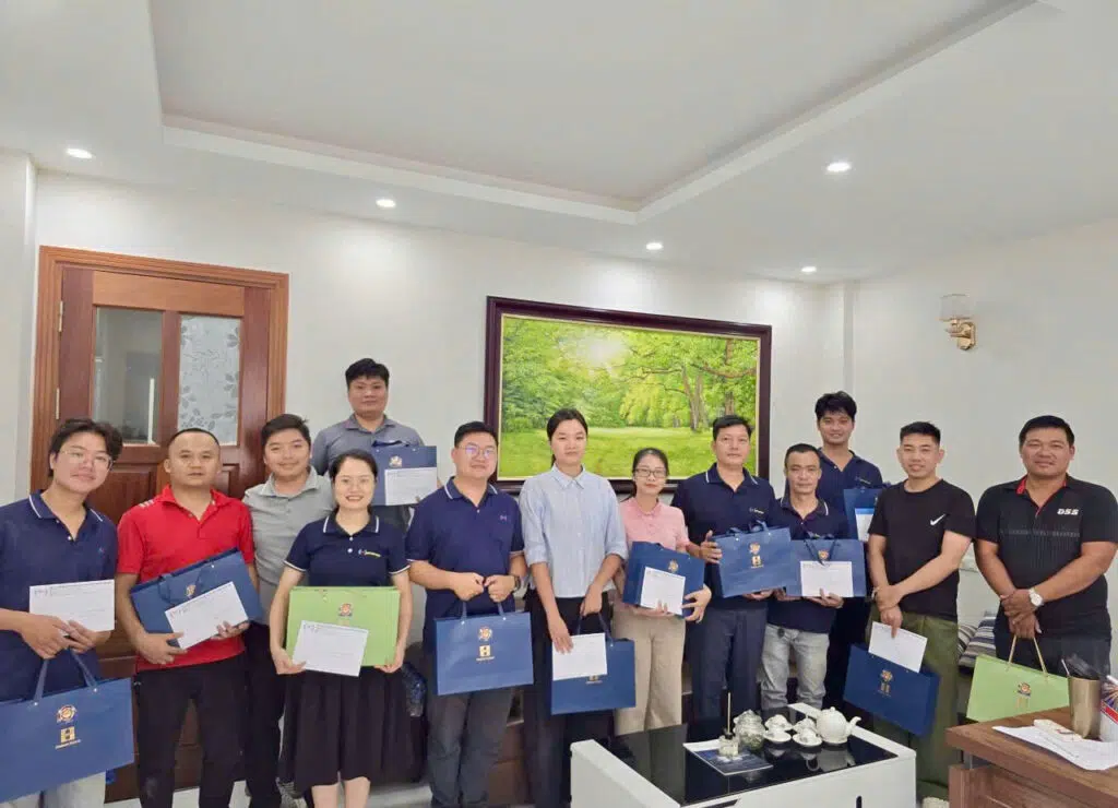 CBNV HPT Việt Nam chi nhánh Hà Nội nhận thưởng nhân dịp Quốc khánh 2/9.