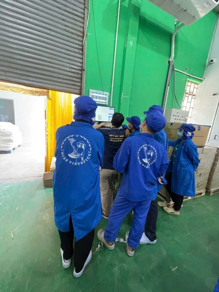 Nhân sự nhà máy và HPT trao đổi về vận hành thiết bị.