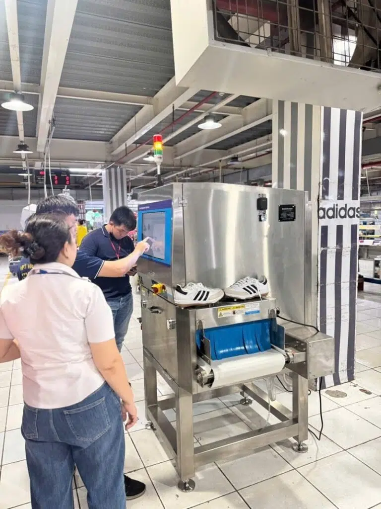 Đội ngũ kỹ thuật trao đổi và thao tác trên hệ thống tại nhà máy. Đội ngũ kỹ thuật trao đổi và thao tác trên hệ thống tại nhà máy.